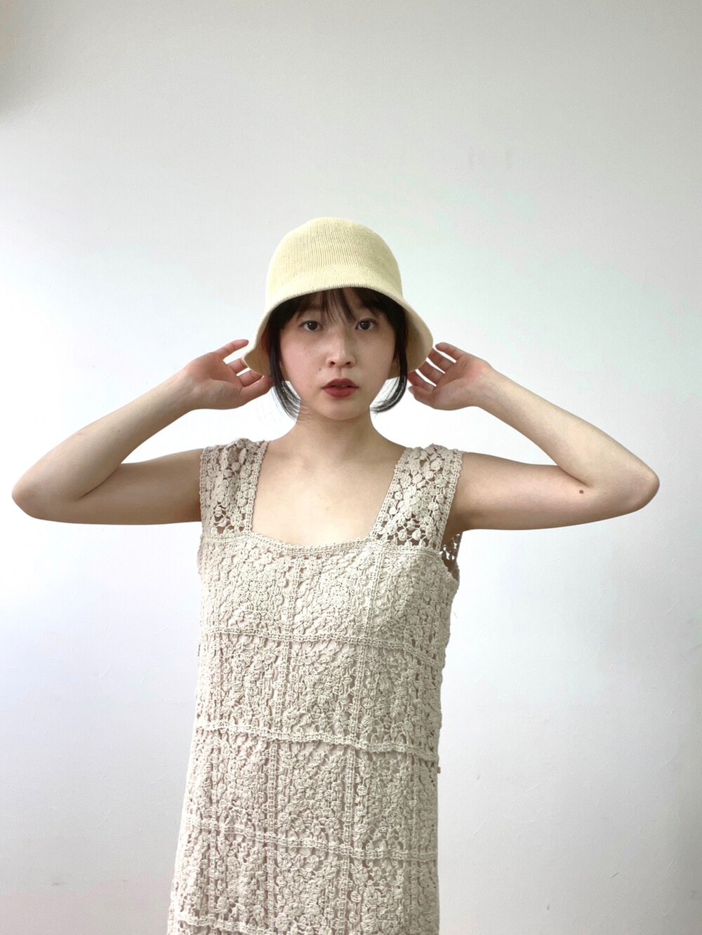 ベージュ系のワンピース、ベージュ系のハットを着用したレディースの春コーディネートの2枚目の写真