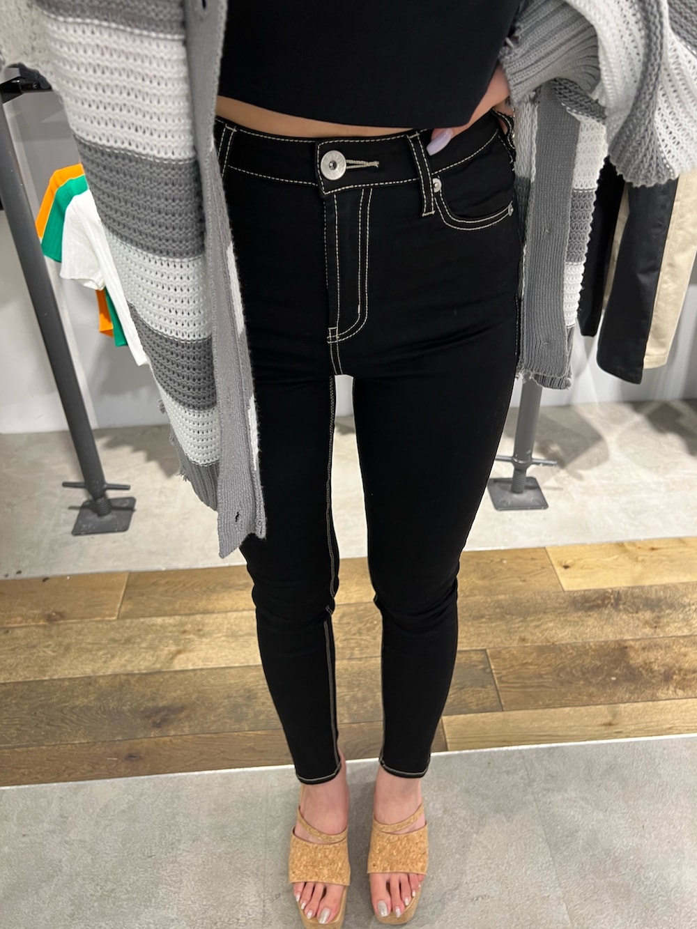 ブラック系のタンクトップ、グレー系のカーディガン/ボレロ、ブラック系のデニムパンツを着用したレディースの夏コーディネートの3枚目の写真