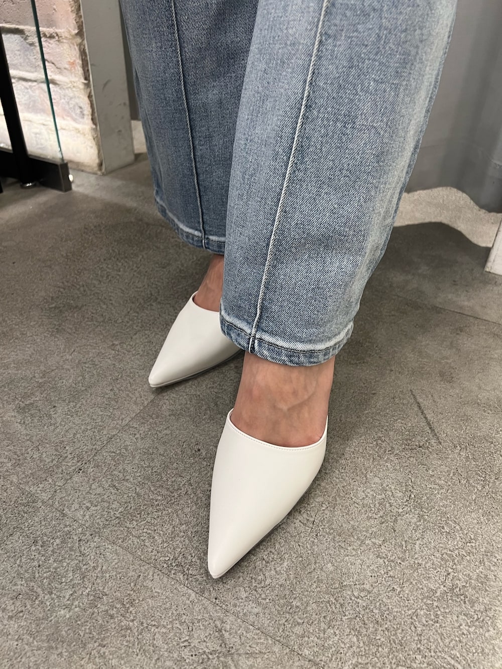 ブルー系のサロペット/オーバーオール、ホワイト系のTシャツ/カットソー、ホワイト系のパンプスを着用したレディースの冬コーディネートの5枚目の写真