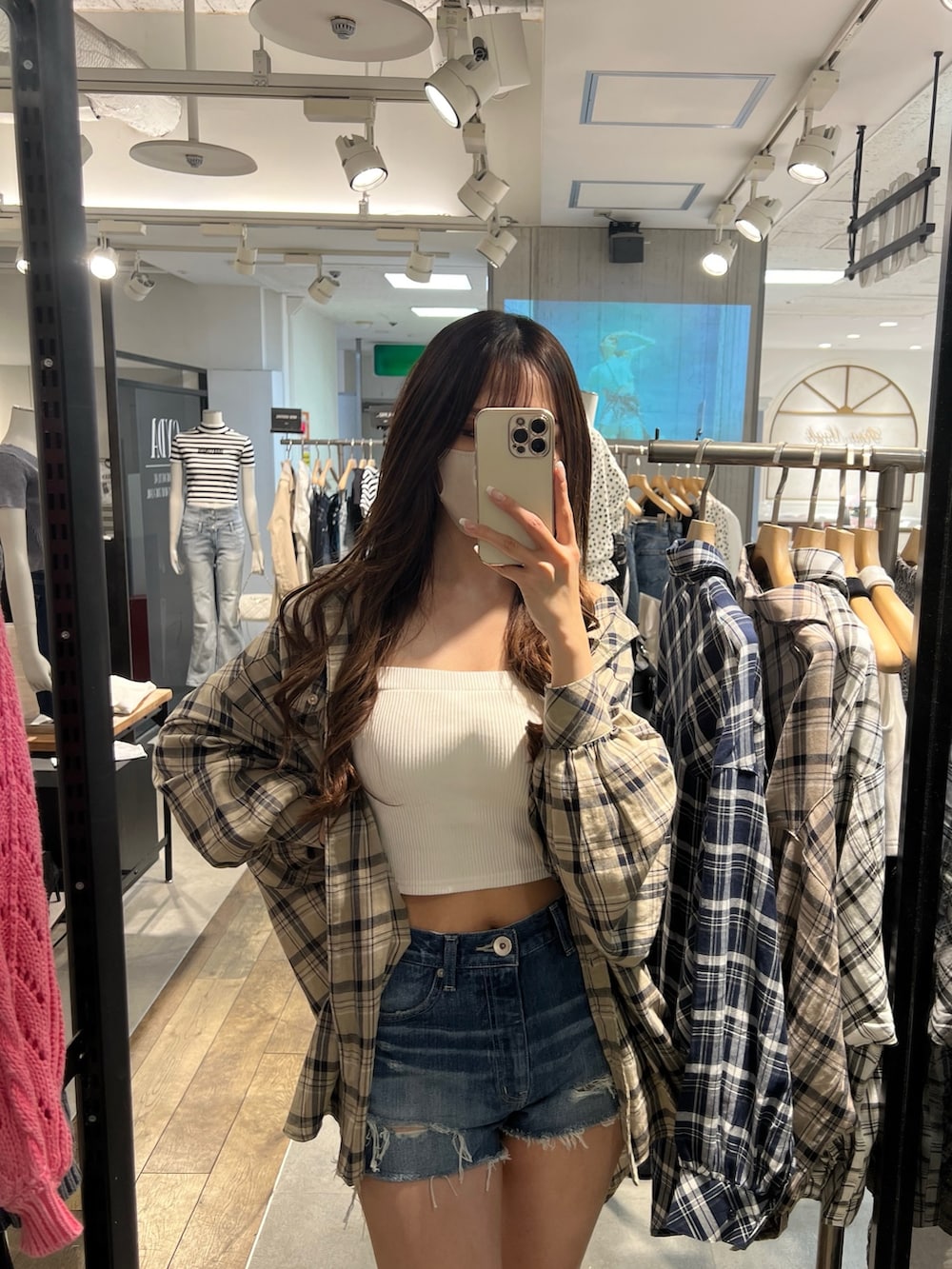 ベージュ系のシャツ/ブラウス、ホワイト系のキャミソール、ブルー系のデニムパンツを着用したレディースの春コーディネートの3枚目の写真