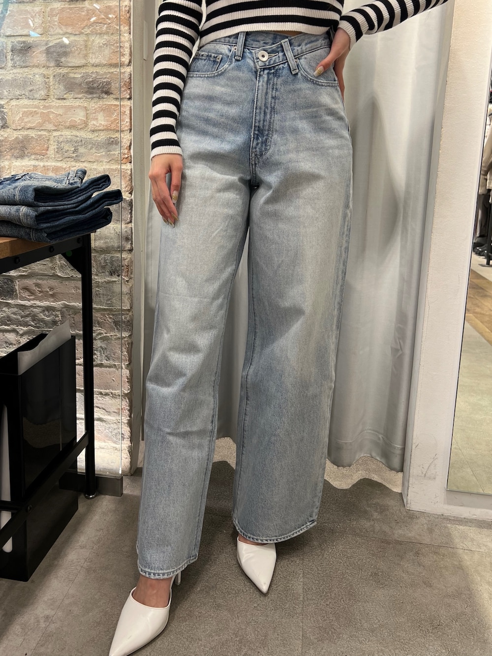 その他のニット/セーター、ブルー系のデニムパンツ、ホワイト系のパンプスを着用したレディースの春コーディネートの3枚目の写真