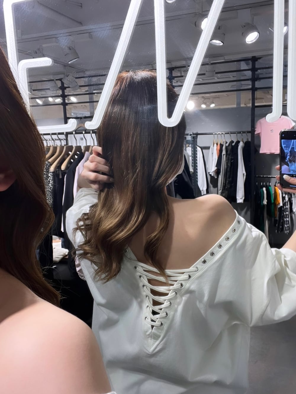 ホワイト系のブーツ、ホワイト系のTシャツ/カットソー、ブルー系のデニムパンツを着用したレディースの春コーディネートの3枚目の写真