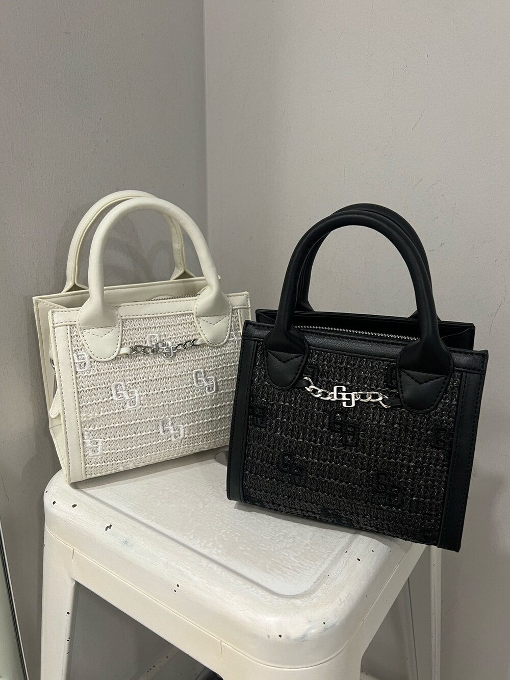 ブラック系のワンピース、ホワイト系のハンドバッグ、ブラック系のサンダルを着用したレディースの春コーディネートの7枚目の写真