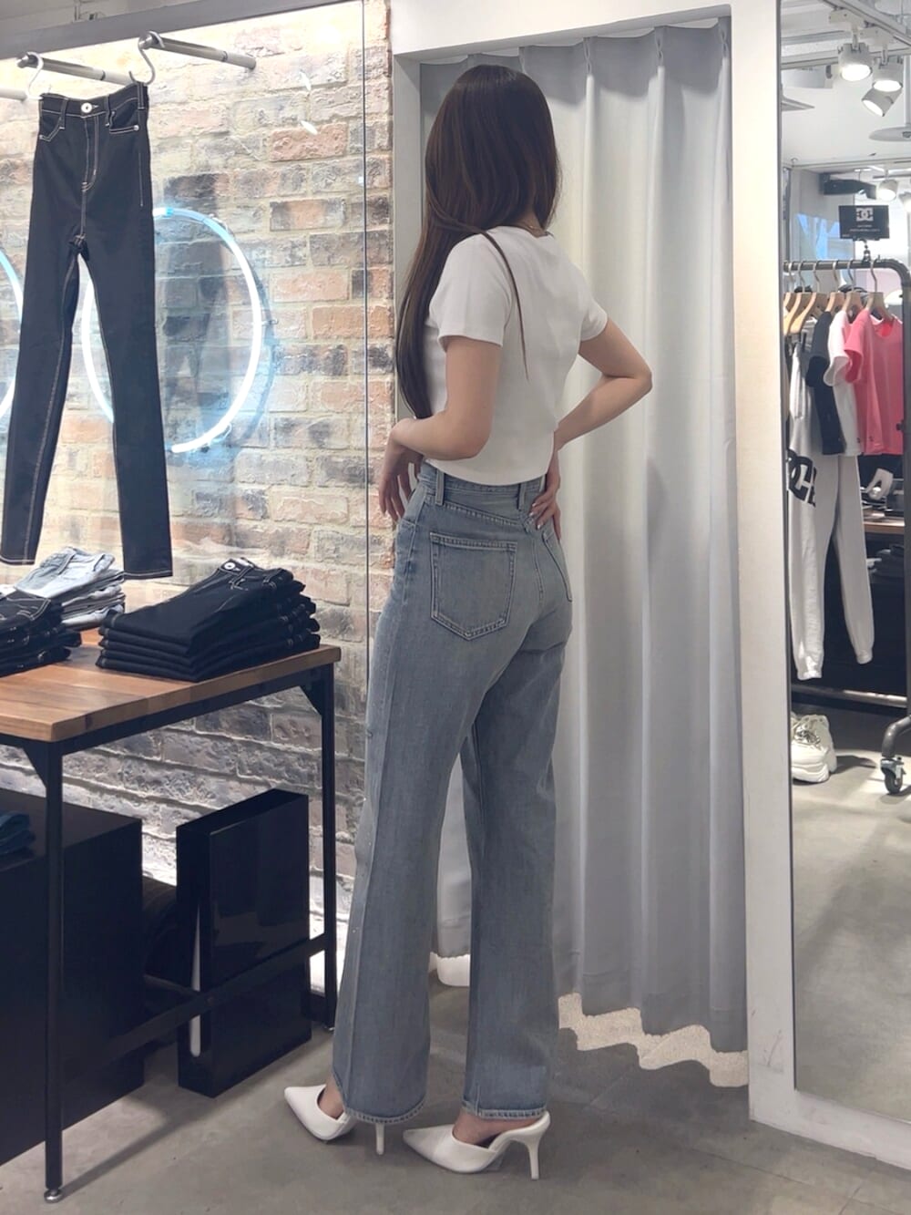 ホワイト系のTシャツ/カットソー、ブルー系のデニムパンツ、ホワイト系のパンプスを着用したレディースの春コーディネートの3枚目の写真