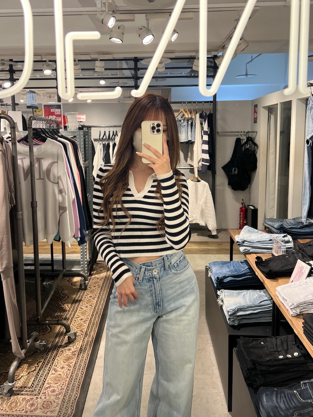 その他のニット/セーター、ブルー系のデニムパンツ、ホワイト系のパンプスを着用したレディースの春コーディネートの2枚目の写真