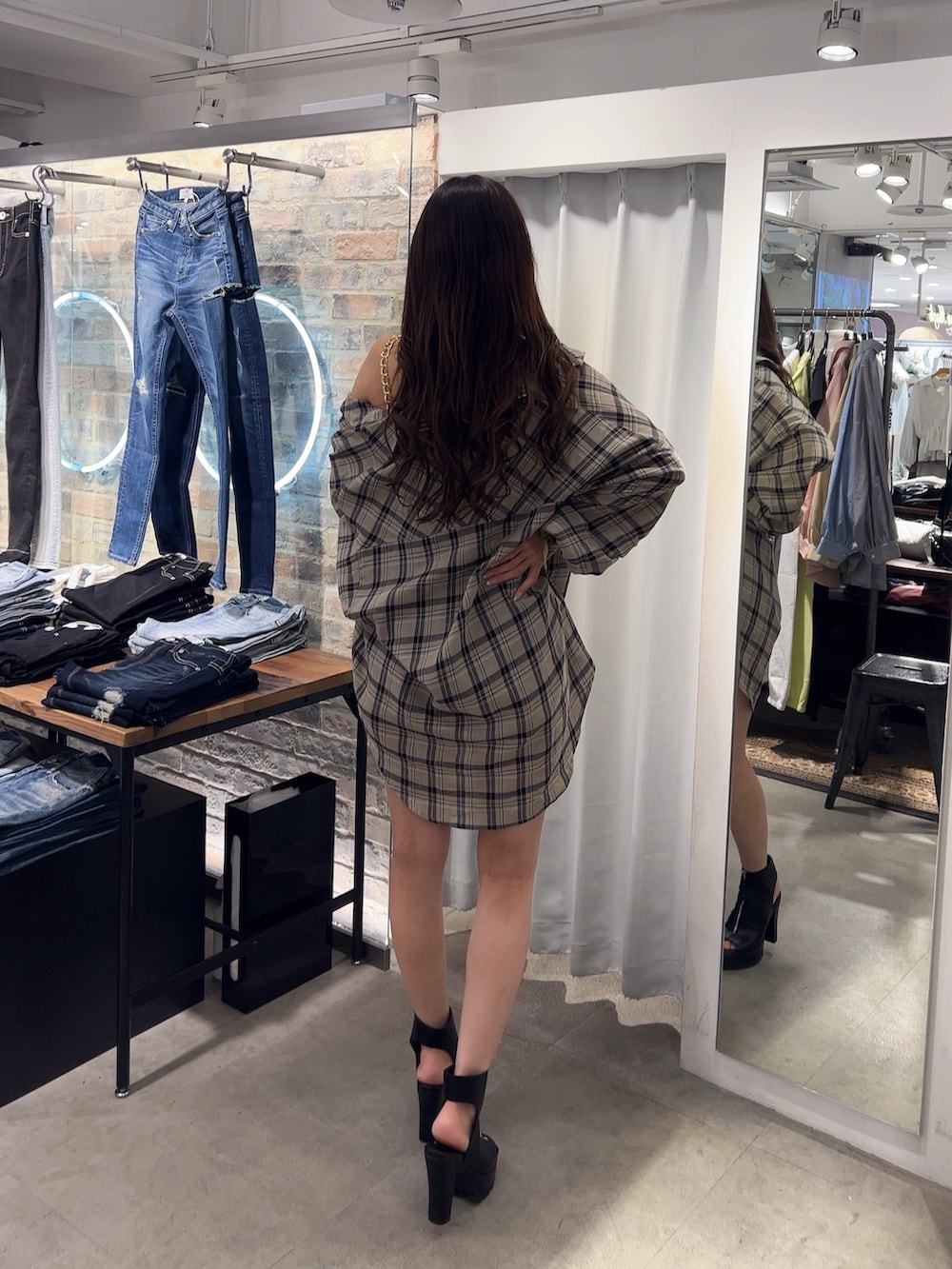 ベージュ系のシャツ/ブラウス、ホワイト系のキャミソール、ブルー系のデニムパンツを着用したレディースの春コーディネートの2枚目の写真