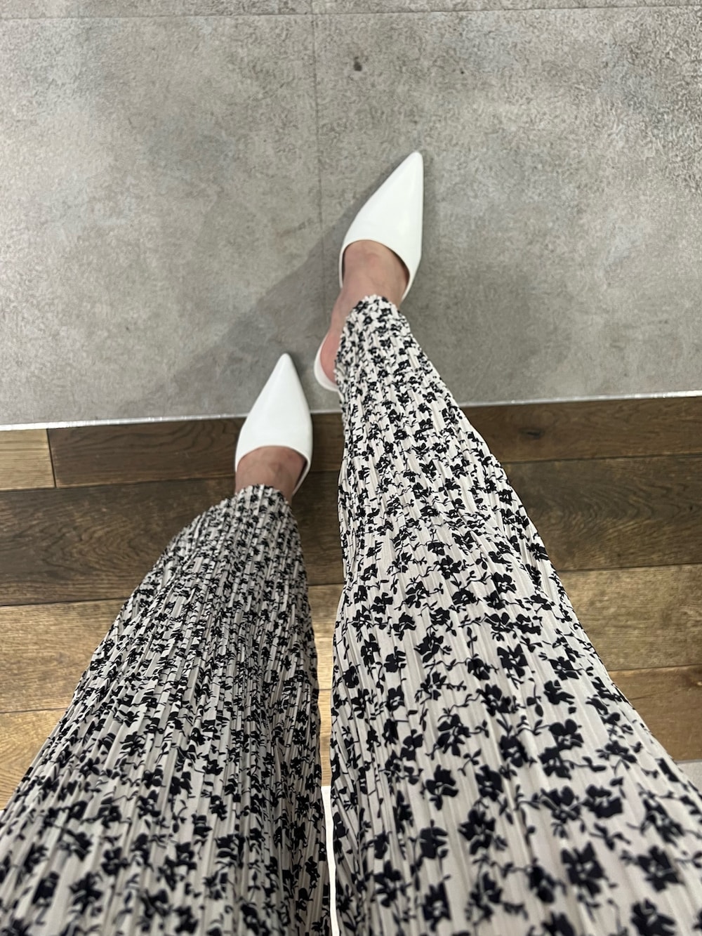 その他のキャミソール、その他のその他パンツ、ホワイト系のシャツ/ブラウスを着用したレディースの春コーディネートの6枚目の写真