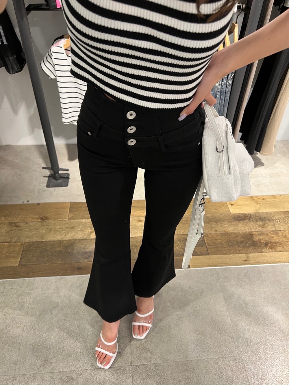 その他のニット/セーター、ブラック系のデニムパンツ、ホワイト系のバックパック/リュックを着用したレディースの夏コーディネートの6枚目の写真