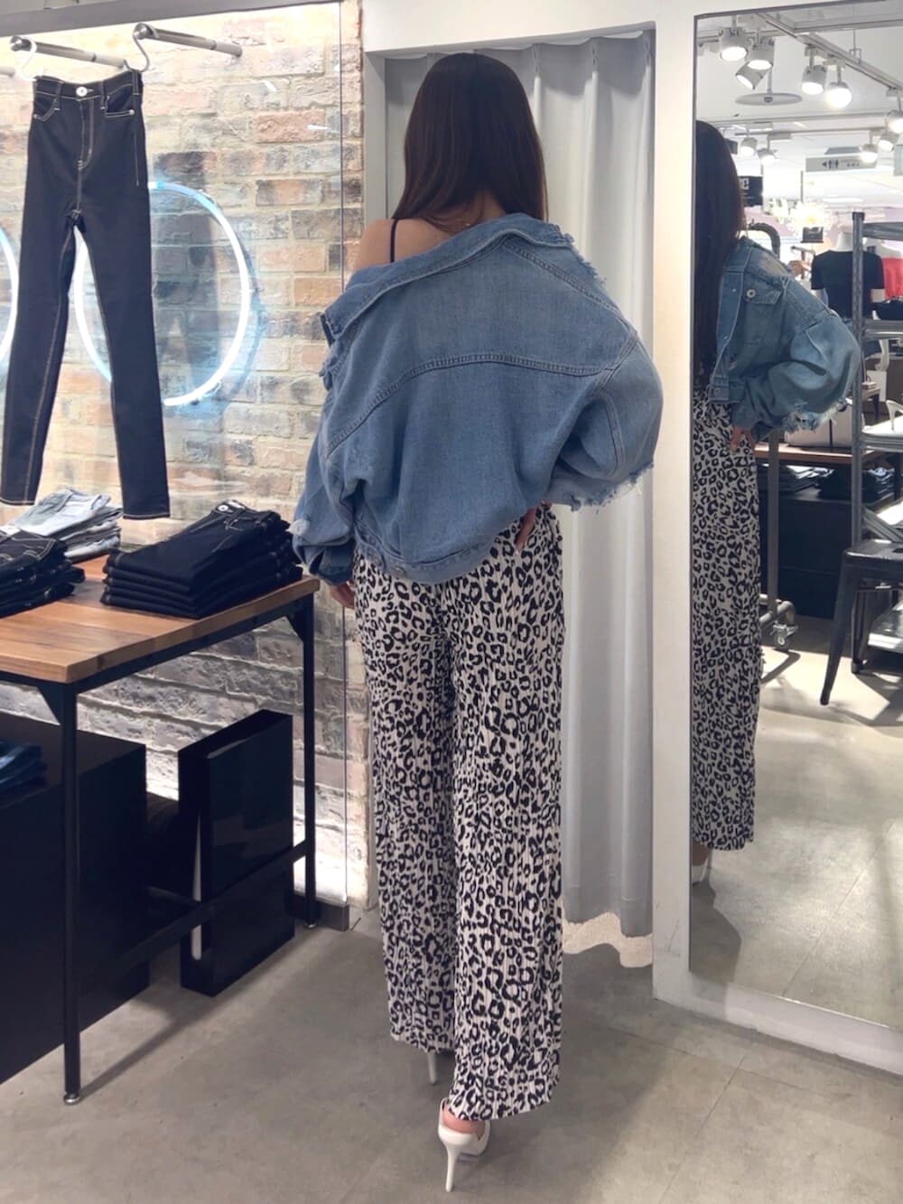 ホワイト系のパンプス、その他のキャミソール、その他のその他パンツを着用したレディースの春コーディネートの2枚目の写真