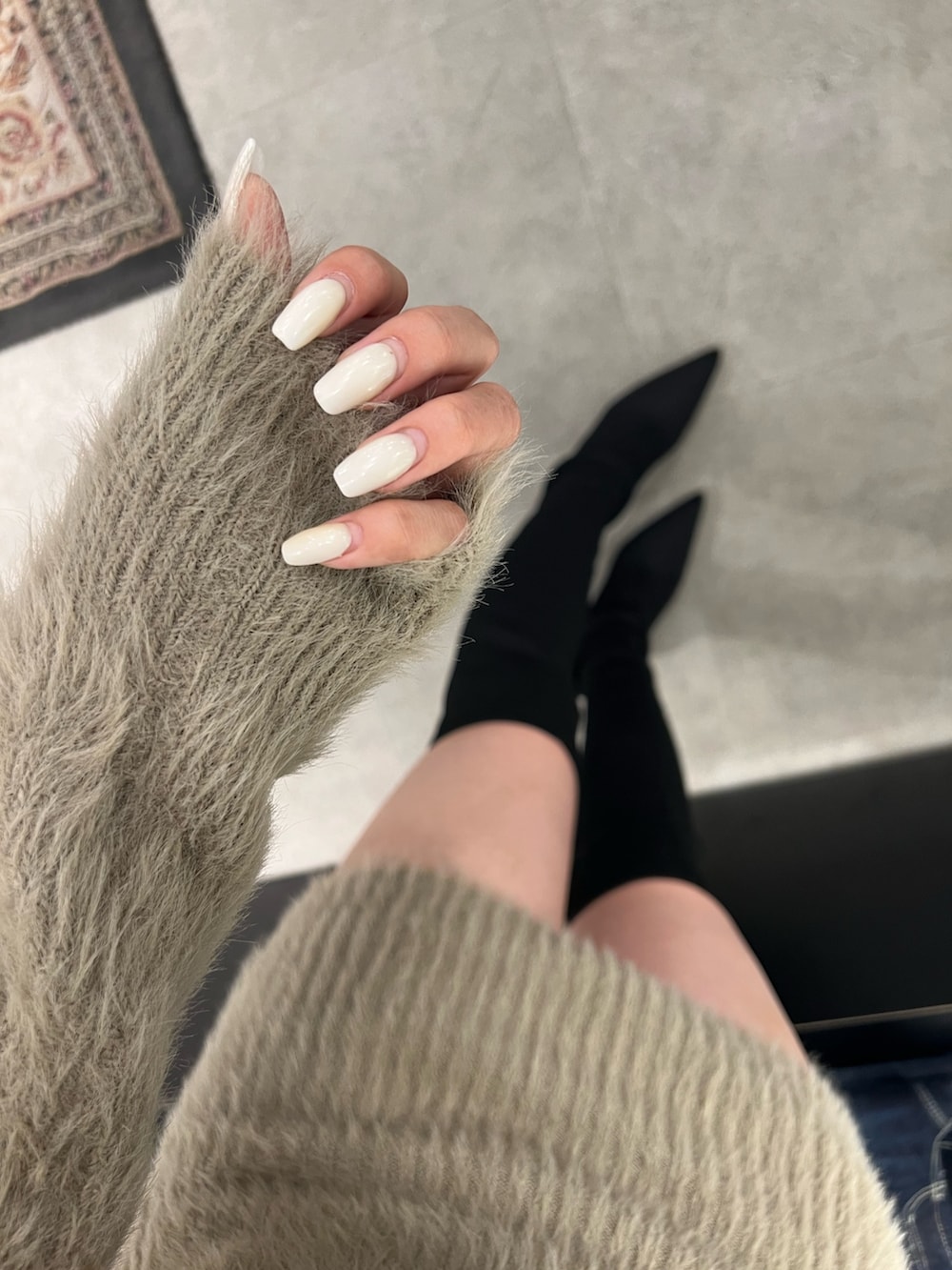 ベージュ系のワンピース、ブラック系のブーツを着用したレディースの秋コーディネートの5枚目の写真