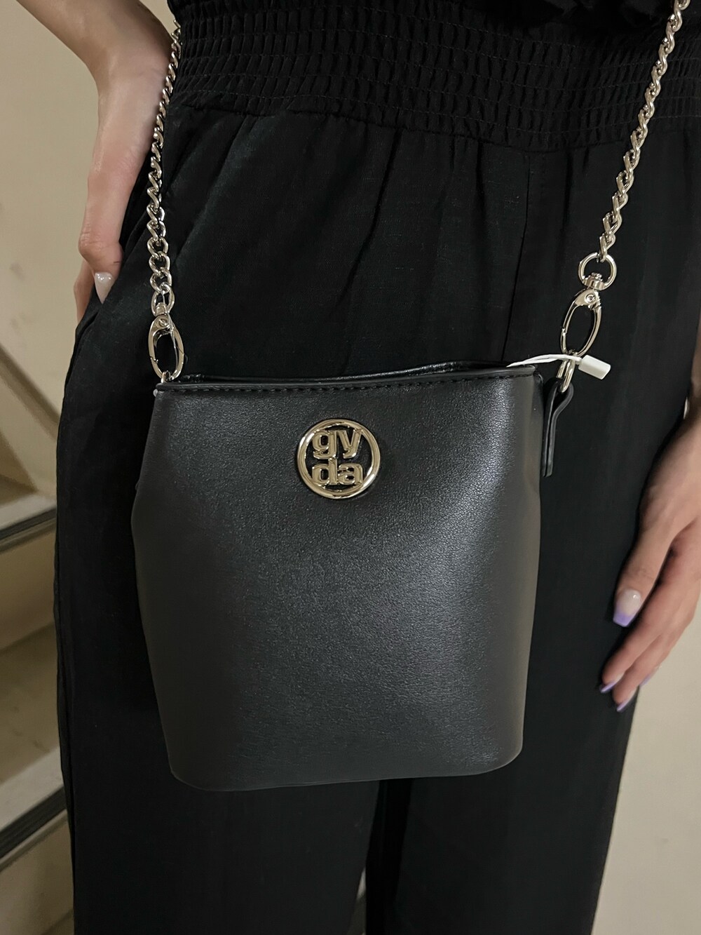 ブラック系のつなぎ/オールインワン、ホワイト系のパンプス、ブラック系のショルダーバッグを着用したレディースの夏コーディネートの6枚目の写真