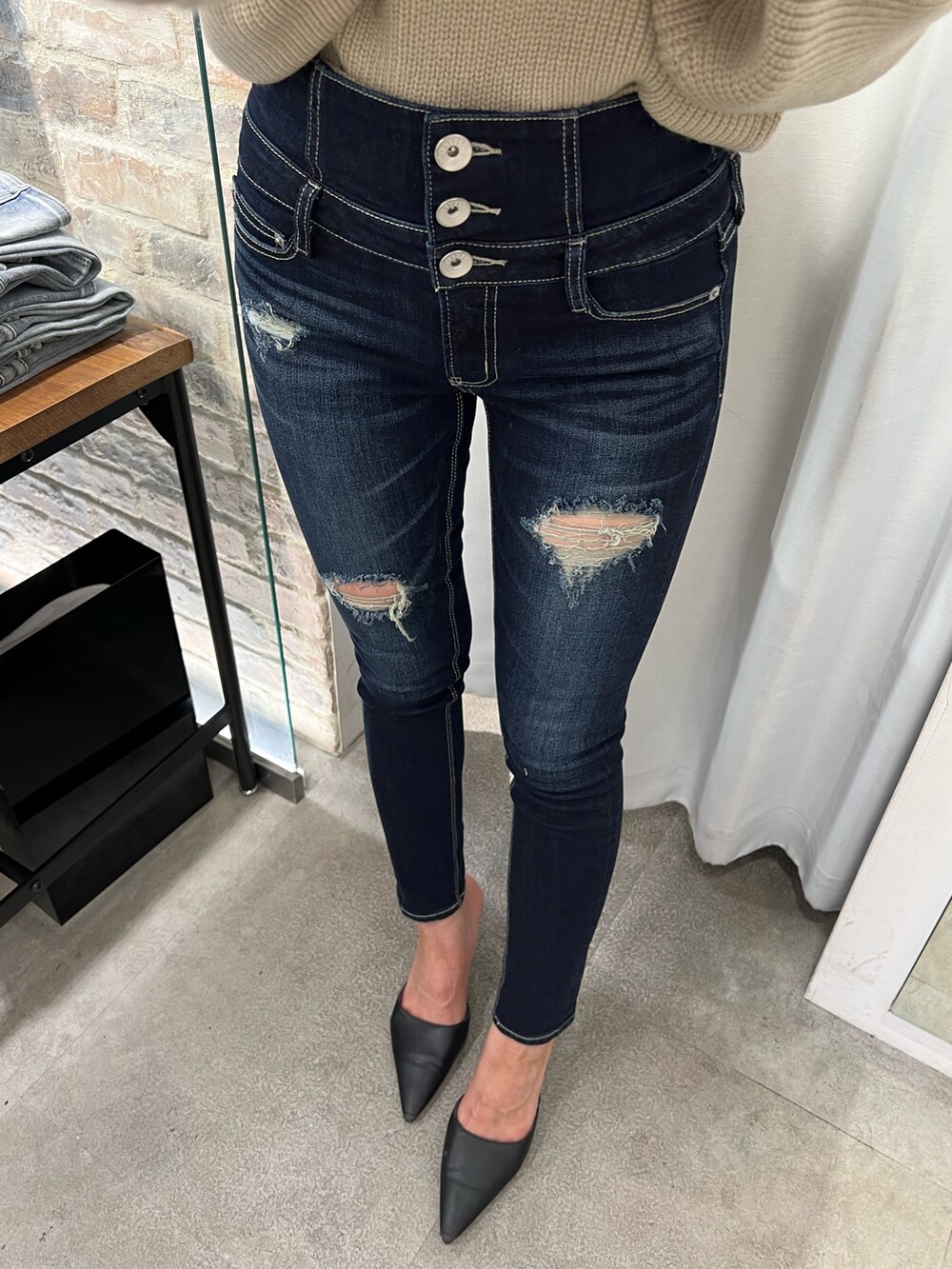 ベージュ系のニット/セーター、ブルー系のデニムパンツ、ブラック系のパンプスを着用したレディースの冬コーディネートの4枚目の写真