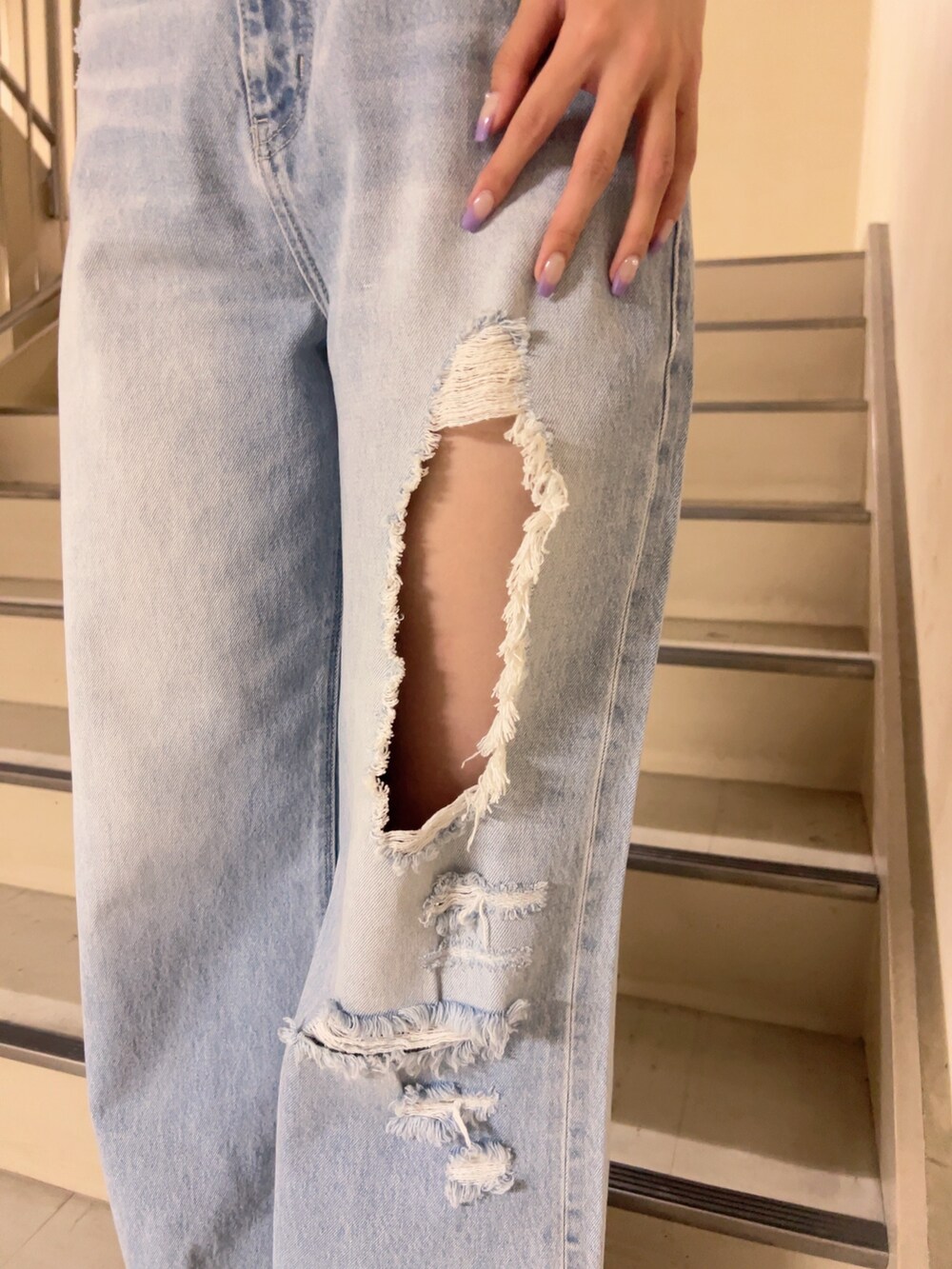 ホワイト系のTシャツ/カットソー、ブルー系のデニムパンツ、ホワイト系のサンダルを着用したレディースの夏コーディネートの6枚目の写真