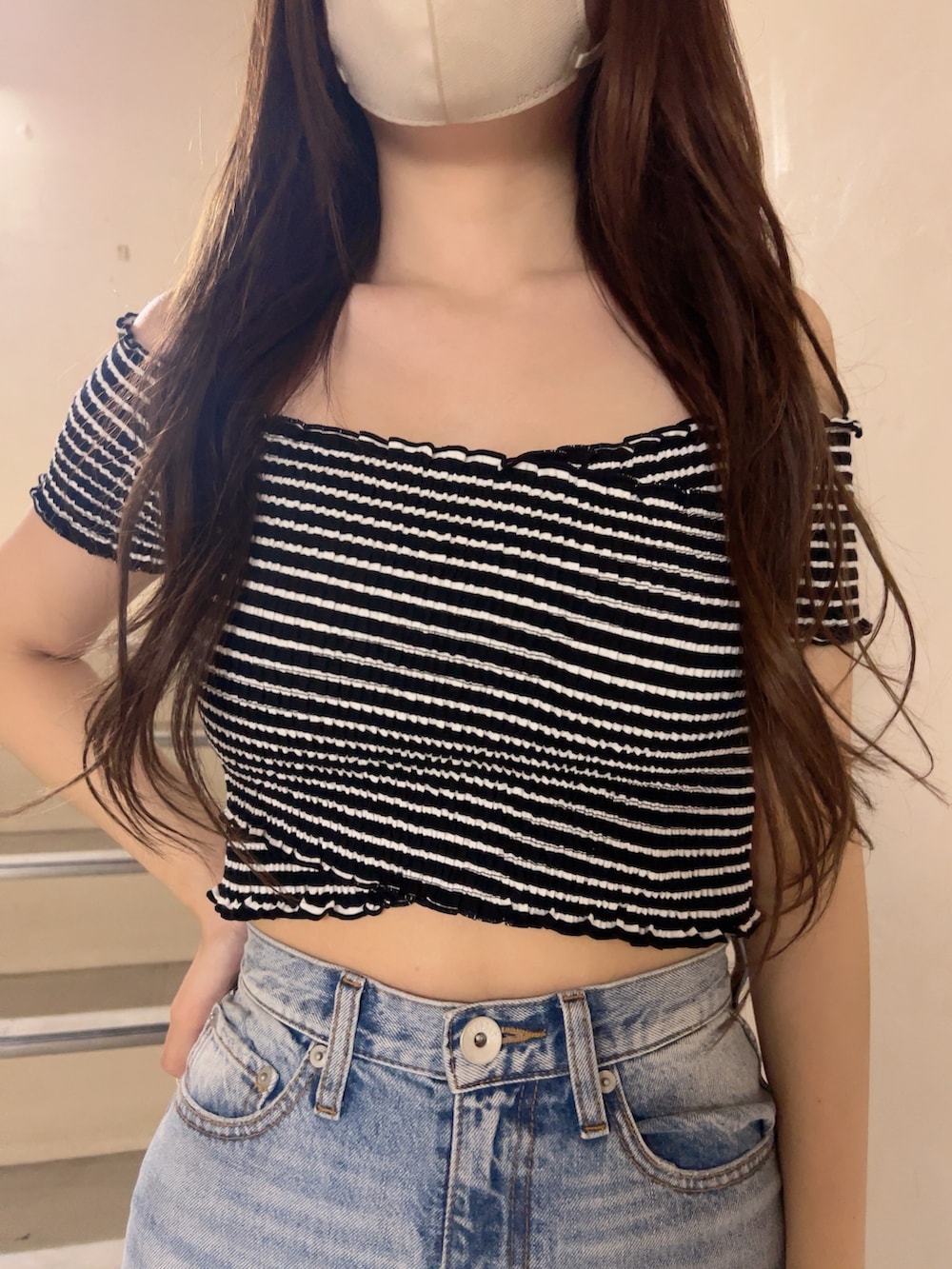 その他のTシャツ/カットソー、ブルー系のデニムパンツ、ホワイト系のサンダルを着用したレディースの夏コーディネートの4枚目の写真