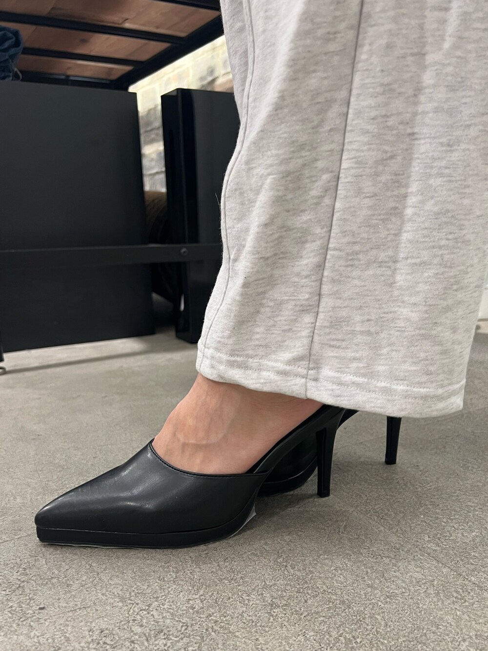 グレー系のスウェット、グレー系のスウェットパンツ、ブラック系のパンプスを着用したレディースの冬コーディネートの6枚目の写真