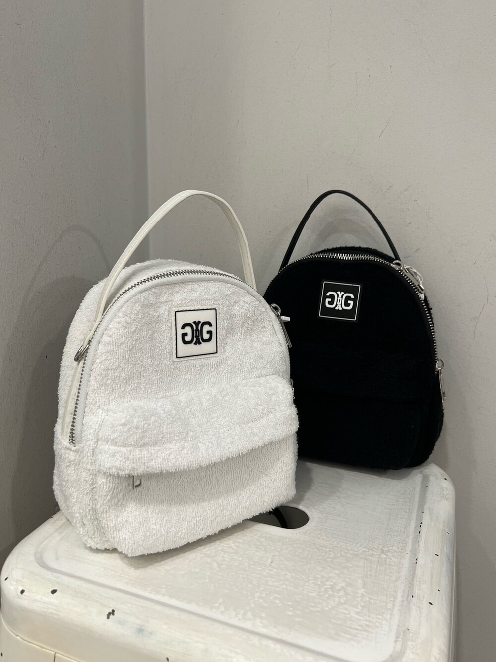 その他のニット/セーター、ブラック系のデニムパンツ、ホワイト系のバックパック/リュックを着用したレディースの夏コーディネートの7枚目の写真