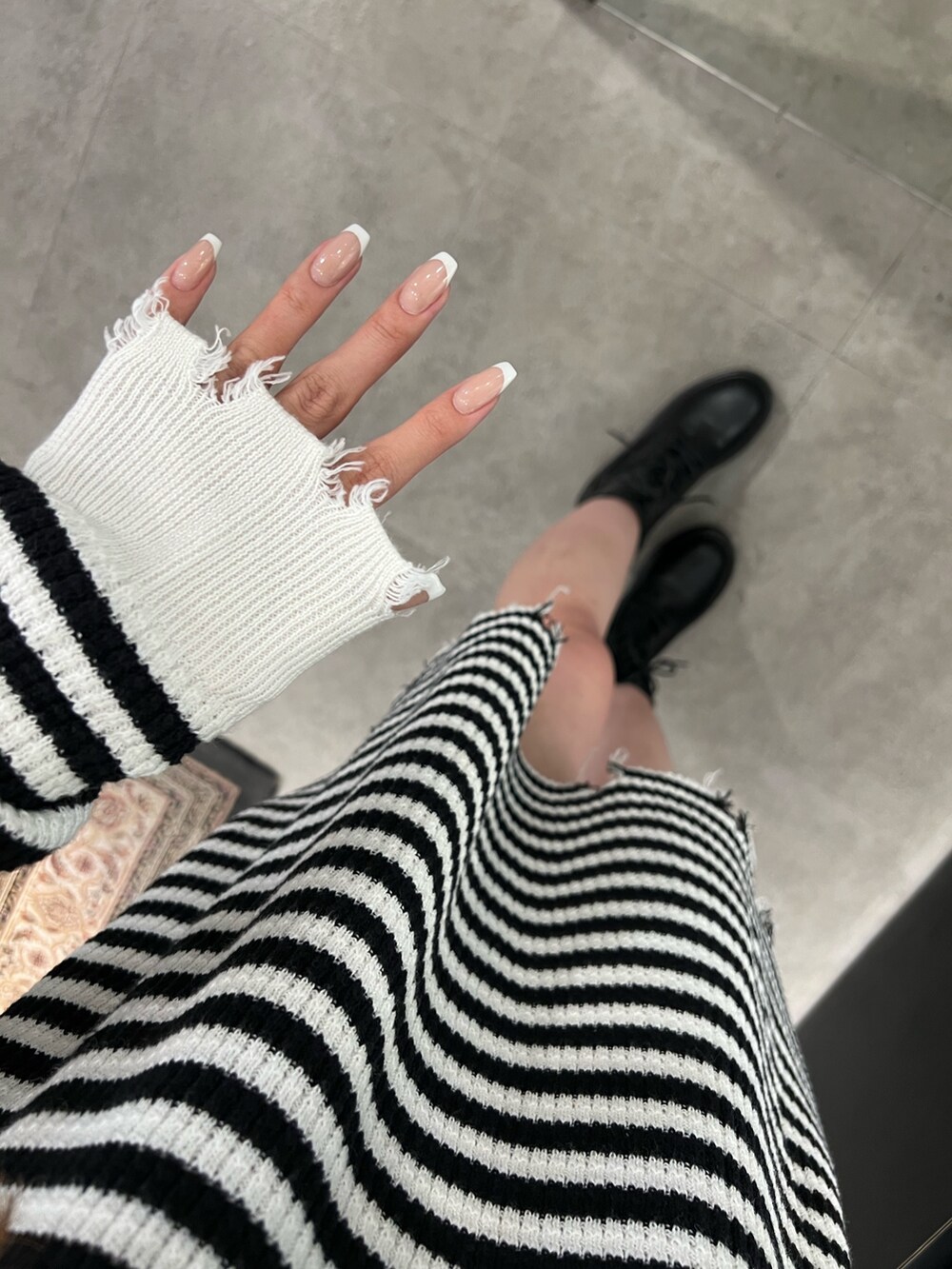その他のニット/セーター、ブラック系のブーツ、ブラック系のニットキャップ/ビーニーを着用したレディースの秋コーディネートの4枚目の写真