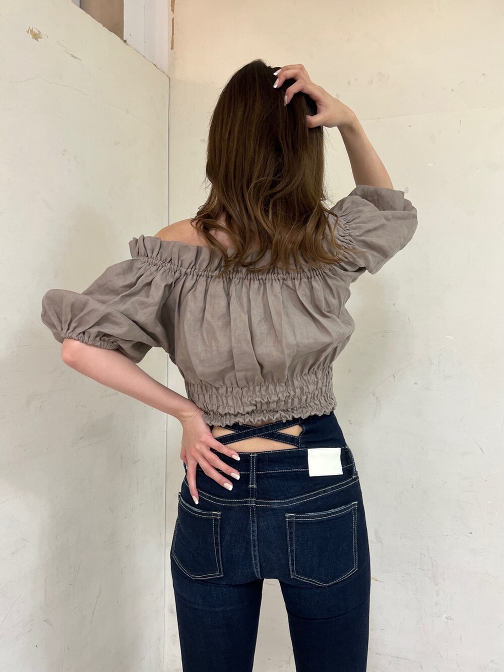 ベージュ系のシャツ/ブラウス、ブルー系のデニムパンツ、ホワイト系のサンダルを着用したレディースの春コーディネートの2枚目の写真