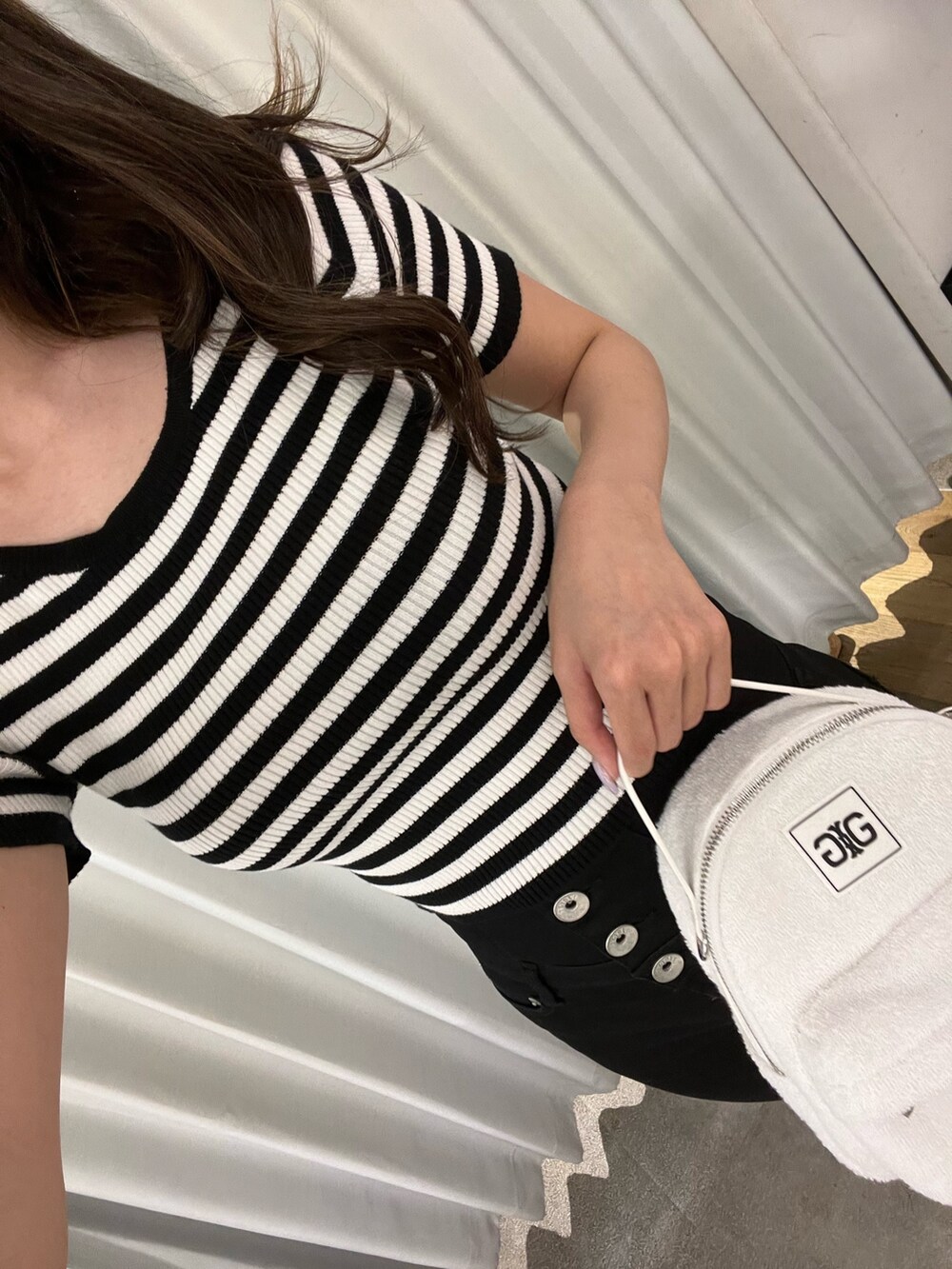 その他のニット/セーター、ブラック系のデニムパンツ、ホワイト系のバックパック/リュックを着用したレディースの夏コーディネートの5枚目の写真
