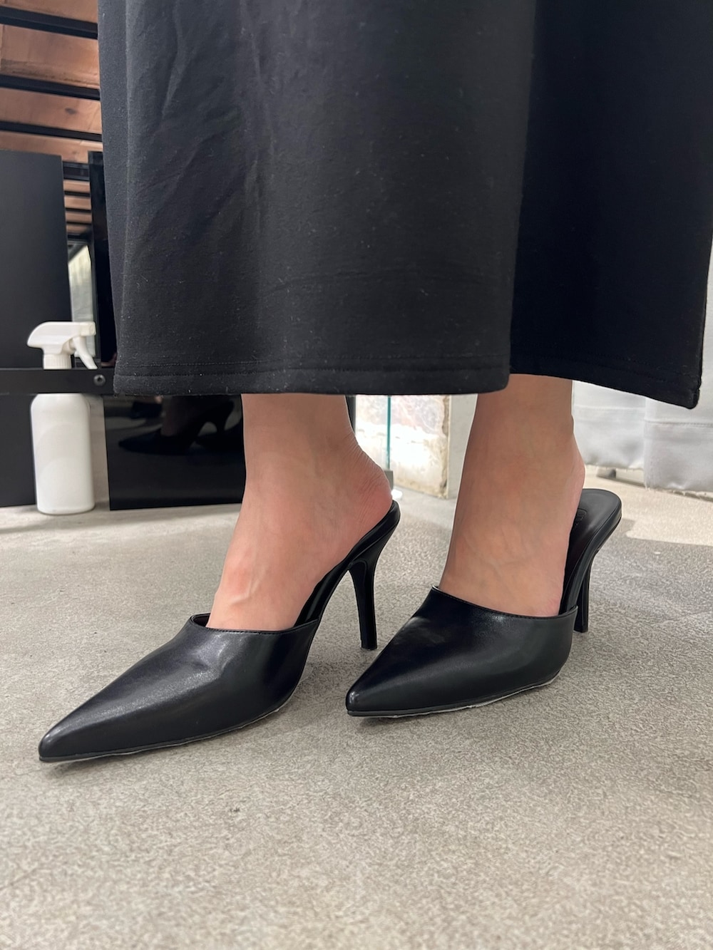 ブラック系のワンピース、ブルー系のデニムジャケット、ブラック系のパンプスを着用したレディースの春コーディネートの6枚目の写真