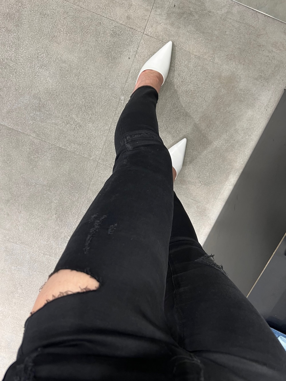 ホワイト系のパーカー、ブラック系のその他パンツ、ホワイト系のパンプスを着用したレディースの夏コーディネートの4枚目の写真