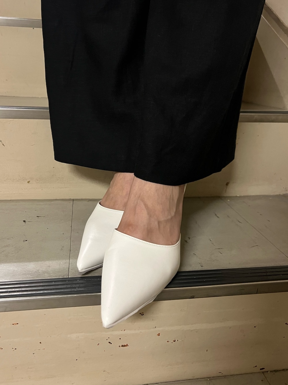 ブラック系のつなぎ/オールインワン、ホワイト系のパンプス、ブラック系のショルダーバッグを着用したレディースの夏コーディネートの5枚目の写真