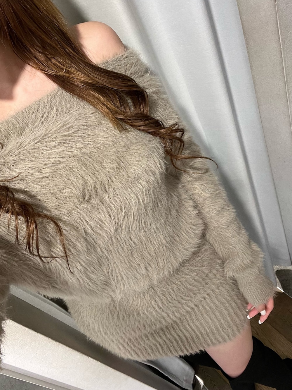 ベージュ系のワンピース、ブラック系のブーツを着用したレディースの秋コーディネートの3枚目の写真