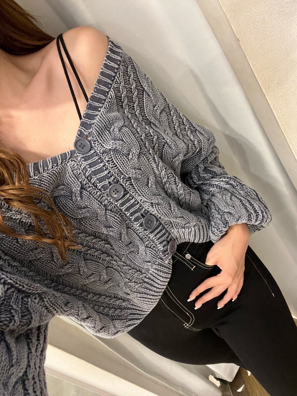 ブルー系のニット/セーター、ブラック系のキャミソール、ブラック系のデニムパンツを着用したレディースの秋コーディネートの4枚目の写真