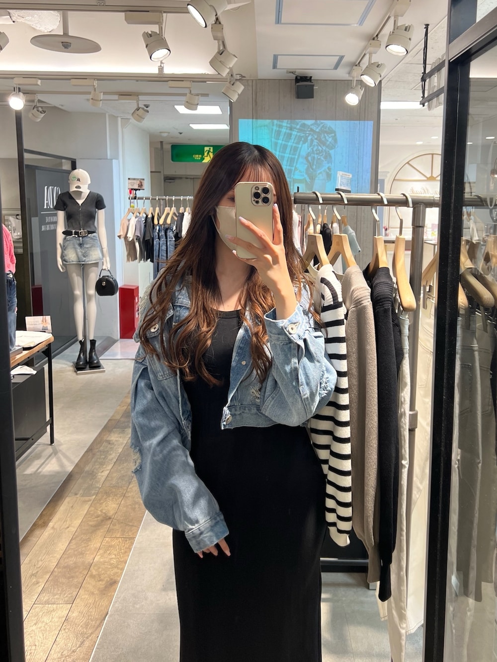 ブラック系のワンピース、ブルー系のデニムジャケット、ブラック系のパンプスを着用したレディースの春コーディネートの3枚目の写真