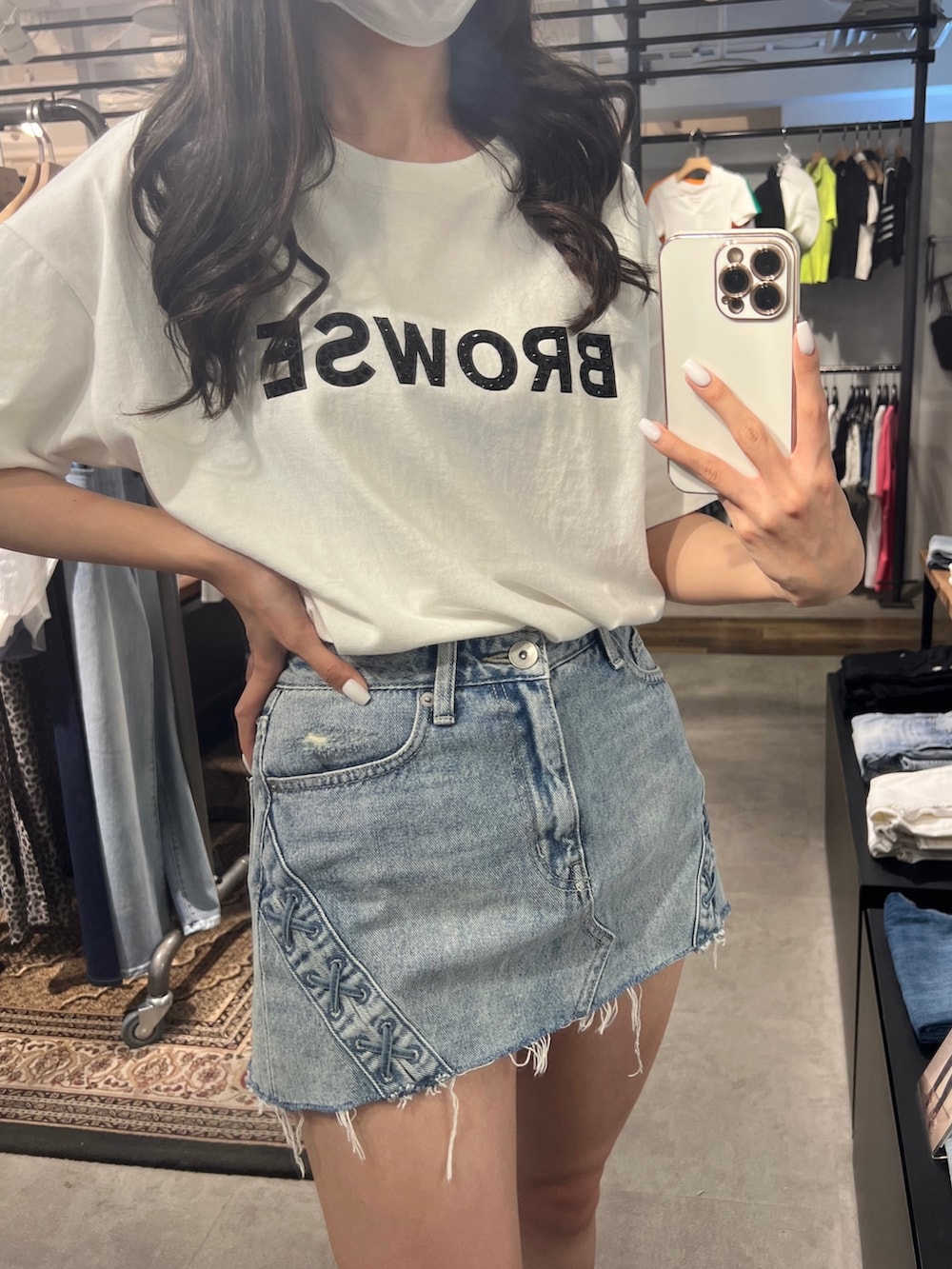 ホワイト系のTシャツ/カットソー、ブルー系のデニムスカート、ベージュ系のサンダルを着用したレディースの夏コーディネートの3枚目の写真