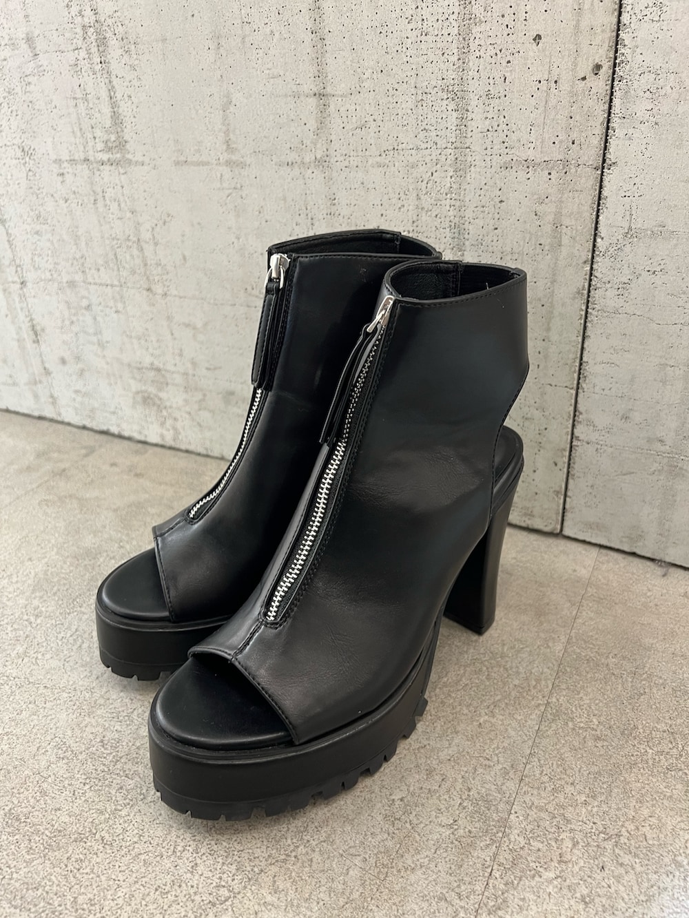 ベージュ系のシャツ/ブラウス、ホワイト系のキャミソール、ブルー系のデニムパンツを着用したレディースの春コーディネートの5枚目の写真