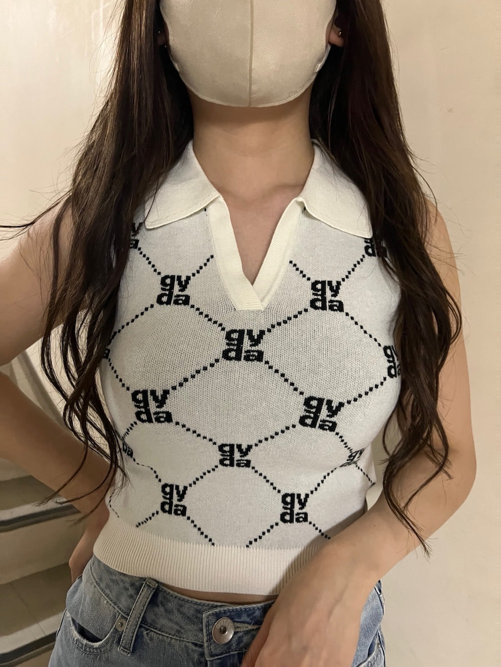 ホワイト系のニット/セーター、ブルー系のデニムスカート、ホワイト系のサンダルを着用したレディースの春コーディネートの4枚目の写真