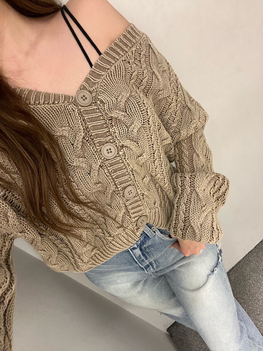 ブルー系のニット/セーター、ホワイト系のキャミソール、ブルー系のデニムパンツを着用したレディースの冬コーディネートの3枚目の写真