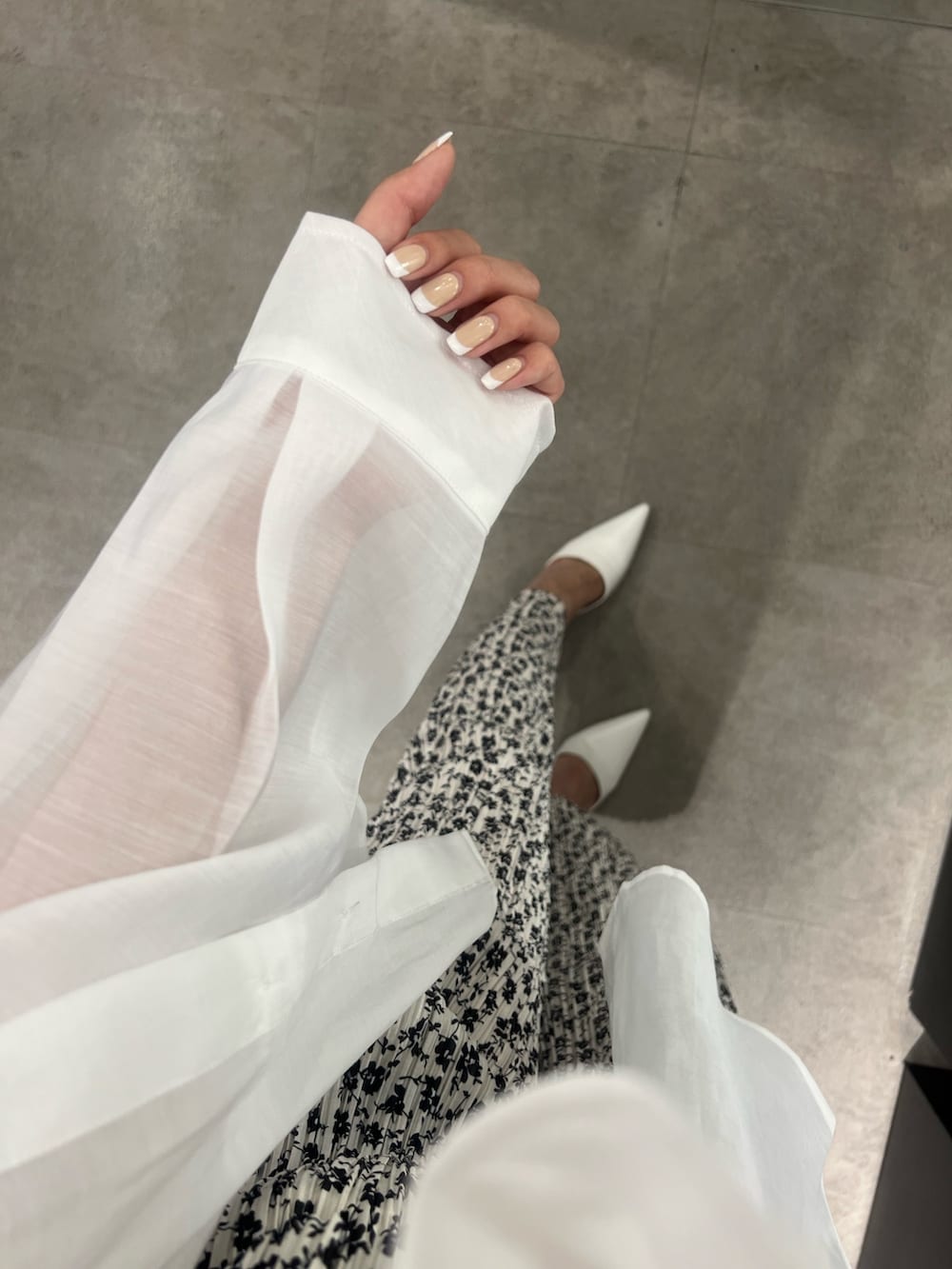 その他のキャミソール、その他のその他パンツ、ホワイト系のシャツ/ブラウスを着用したレディースの春コーディネートの5枚目の写真