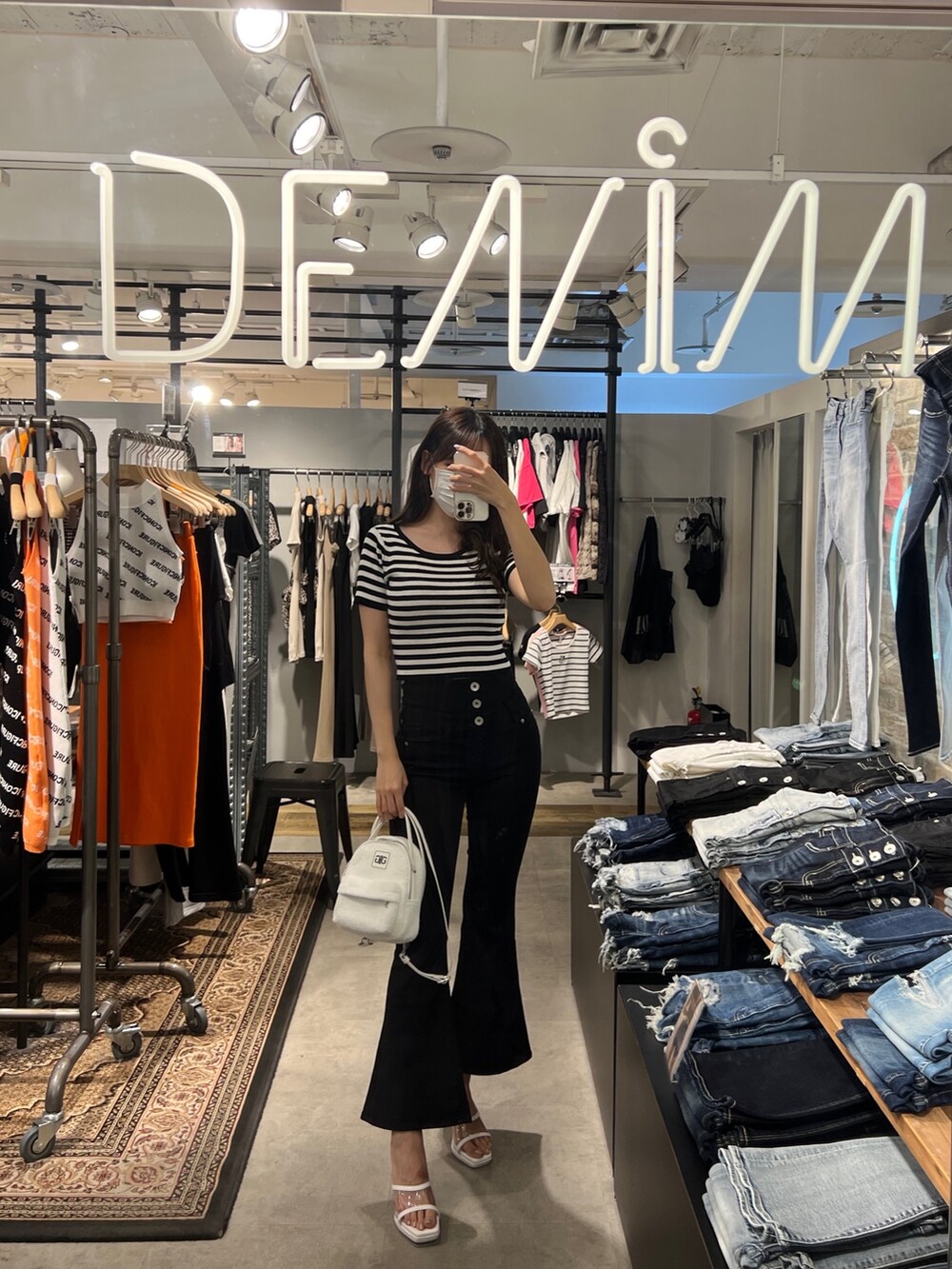 その他のニット/セーター、ブラック系のデニムパンツ、ホワイト系のバックパック/リュックを着用したレディースの夏コーディネートの2枚目の写真