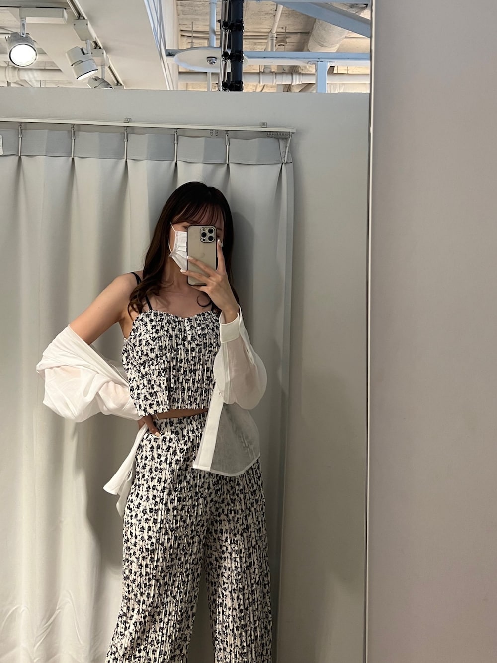 その他のキャミソール、その他のその他パンツ、ホワイト系のシャツ/ブラウスを着用したレディースの春コーディネートの3枚目の写真