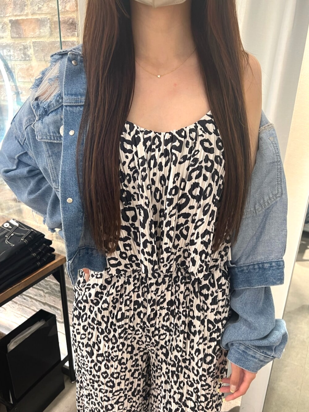 ホワイト系のパンプス、その他のキャミソール、その他のその他パンツを着用したレディースの春コーディネートの4枚目の写真