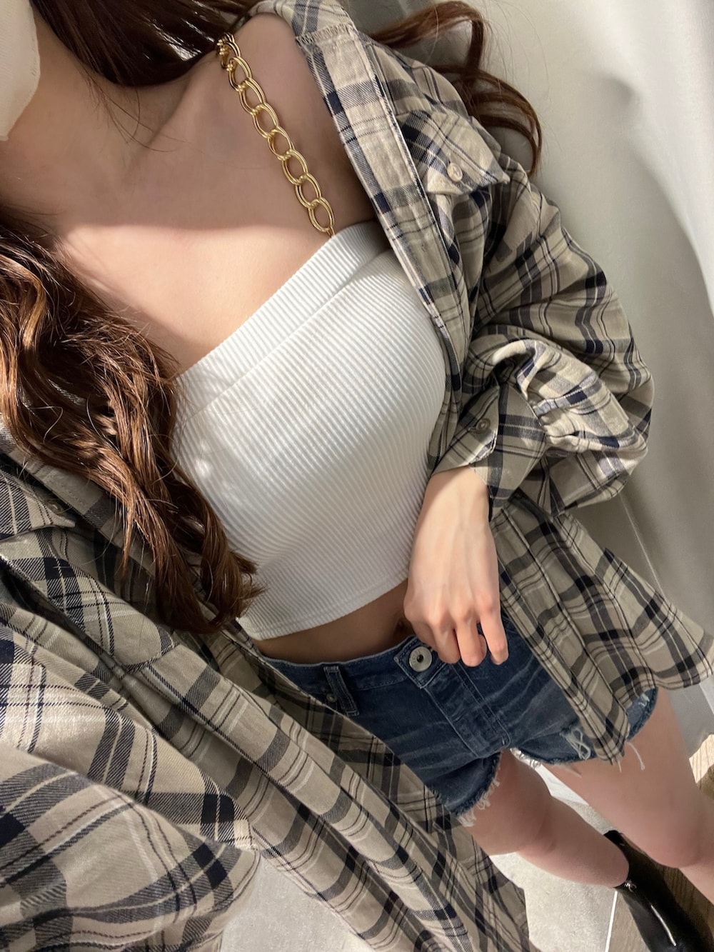 ベージュ系のシャツ/ブラウス、ホワイト系のキャミソール、ブルー系のデニムパンツを着用したレディースの春コーディネートの4枚目の写真