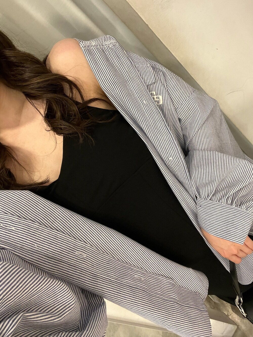 ブラック系のワンピース、ブルー系のシャツ/ブラウス、ブラック系のハンドバッグを着用したレディースの春コーディネートの4枚目の写真