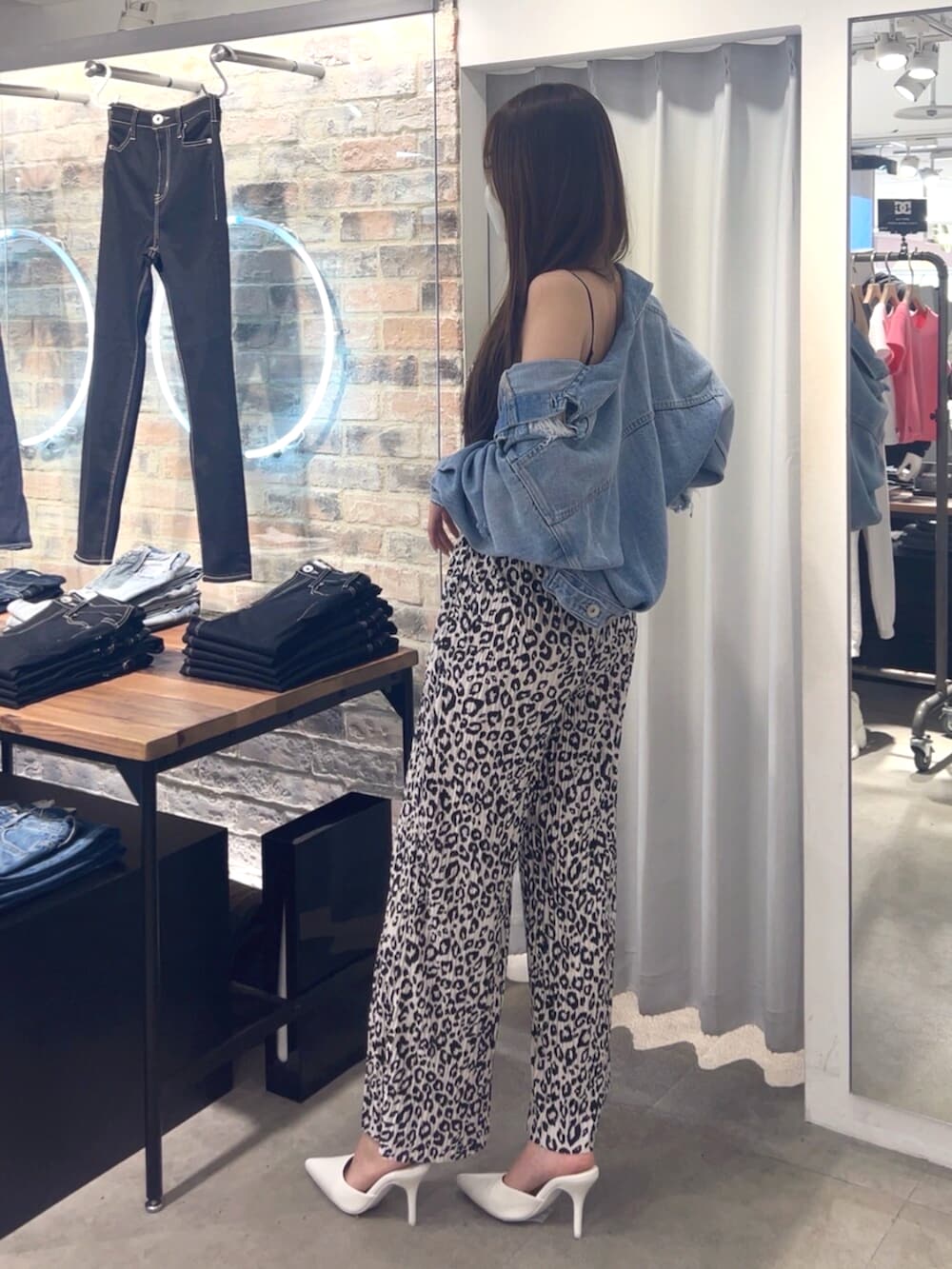 ホワイト系のパンプス、その他のキャミソール、その他のその他パンツを着用したレディースの春コーディネートの3枚目の写真