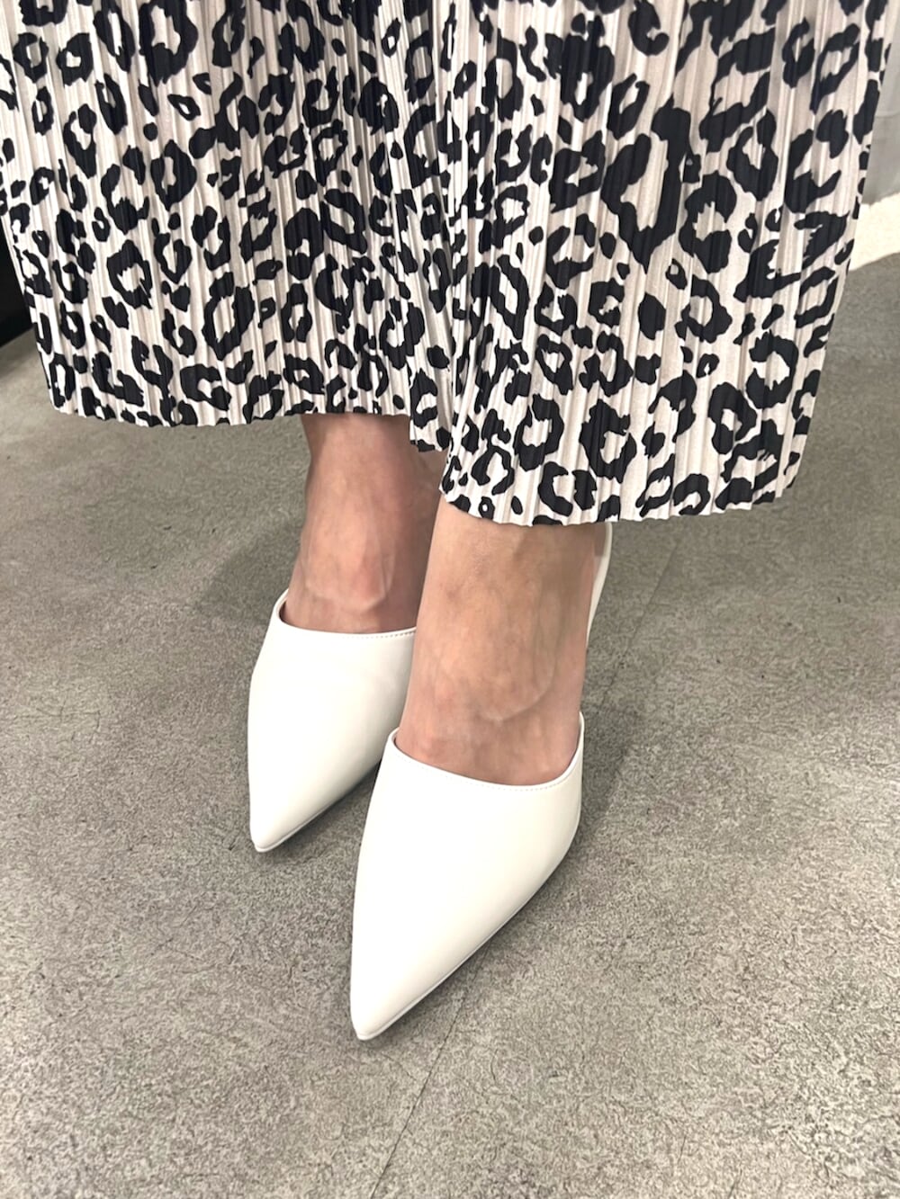 ホワイト系のパンプス、その他のキャミソール、その他のその他パンツを着用したレディースの春コーディネートの7枚目の写真