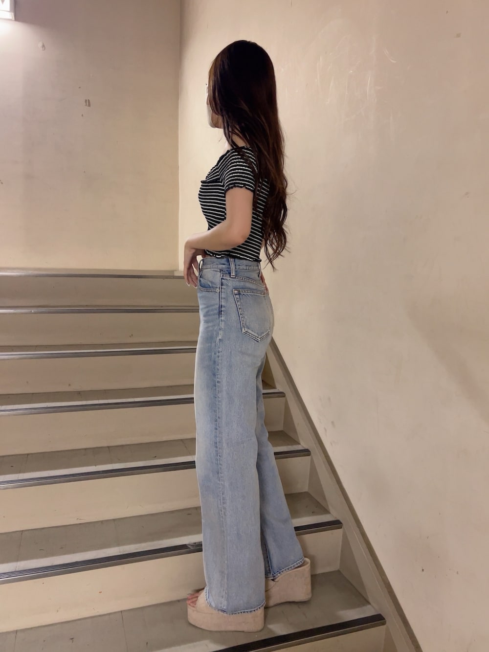 その他のTシャツ/カットソー、ブルー系のデニムパンツ、ホワイト系のサンダルを着用したレディースの夏コーディネートの3枚目の写真