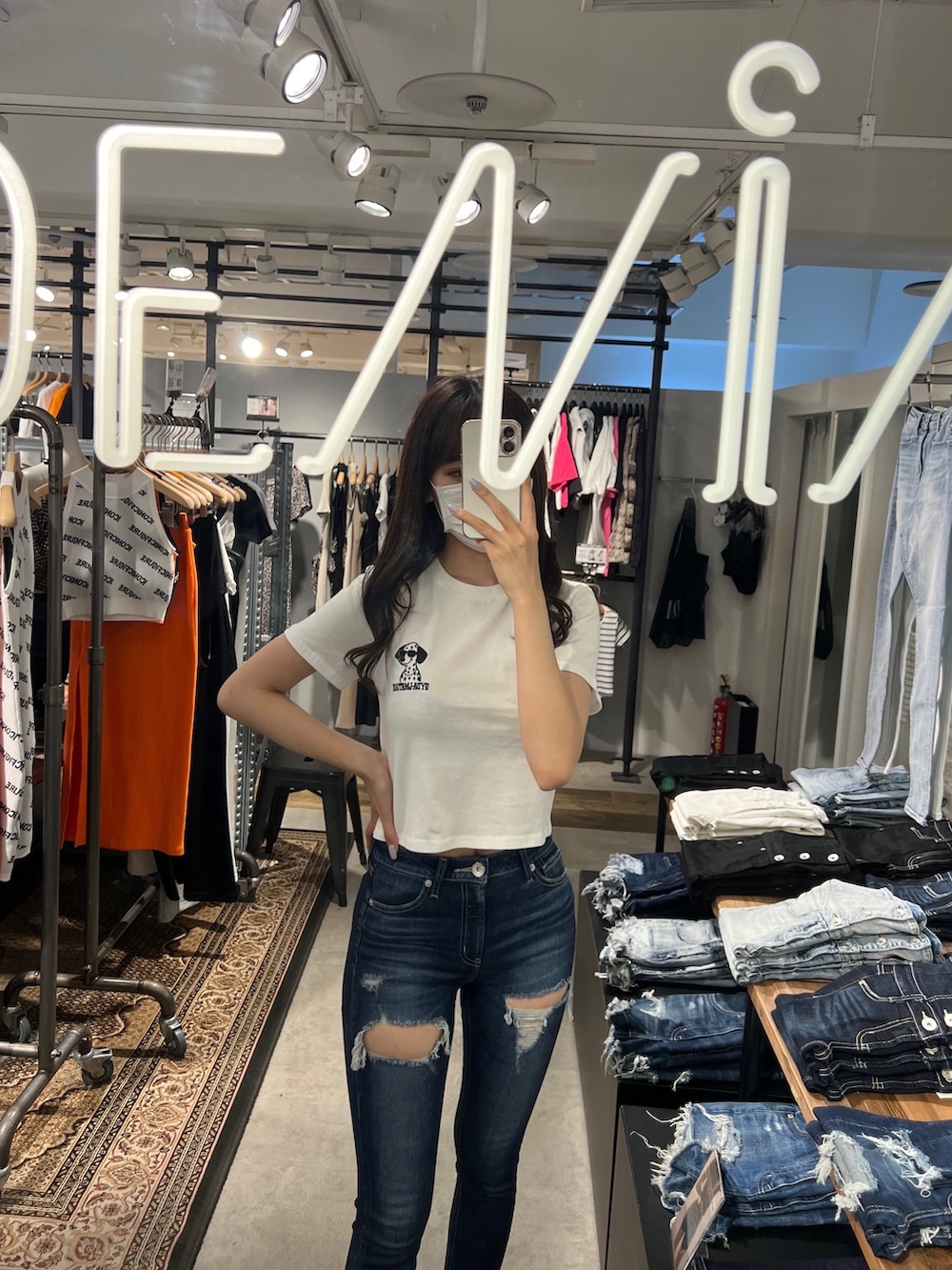 ホワイト系のTシャツ/カットソー、ブルー系のデニムパンツ、ベージュ系のサンダルを着用したレディースの夏コーディネートの2枚目の写真