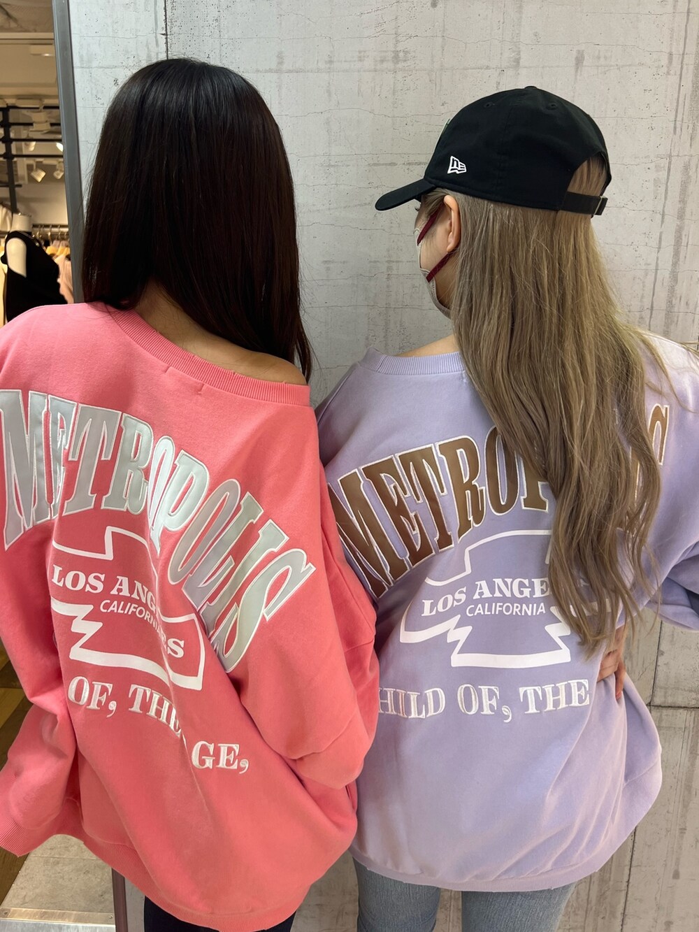 ピンク系のスウェット、ブルー系のデニムパンツ、ブラック系のパンプスを着用したレディースの冬コーディネートの2枚目の写真