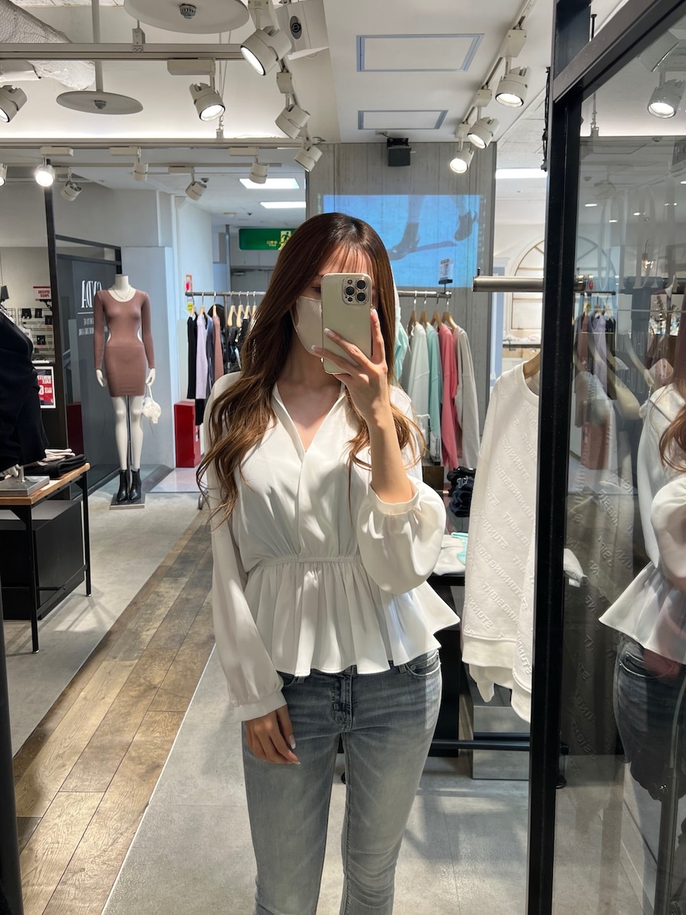 ホワイト系のシャツ/ブラウス、ブラック系のキャミソール、ブルー系のデニムパンツを着用したレディースの冬コーディネートの2枚目の写真