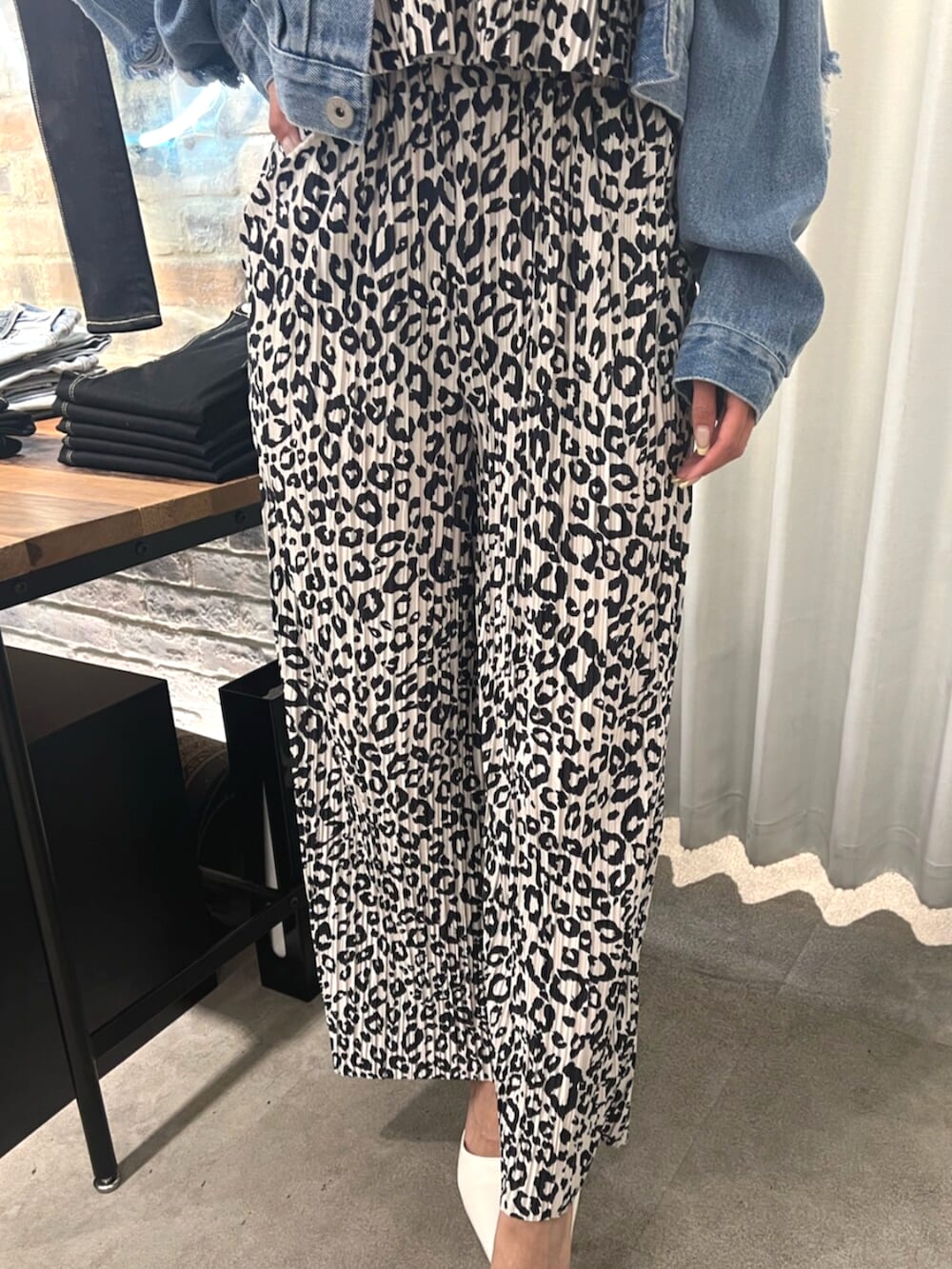 ホワイト系のパンプス、その他のキャミソール、その他のその他パンツを着用したレディースの春コーディネートの6枚目の写真