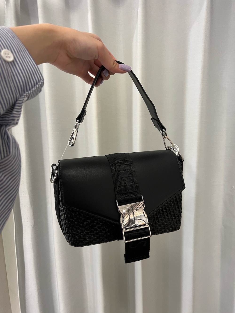 ブラック系のワンピース、ブルー系のシャツ/ブラウス、ブラック系のハンドバッグを着用したレディースの春コーディネートの6枚目の写真