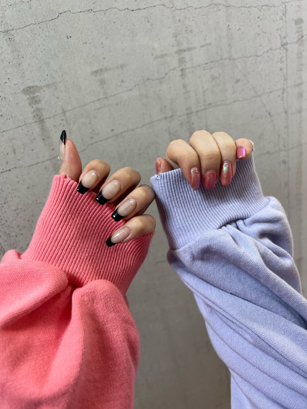 ピンク系のスウェット、ブルー系のデニムパンツ、ブラック系のパンプスを着用したレディースの冬コーディネートの5枚目の写真