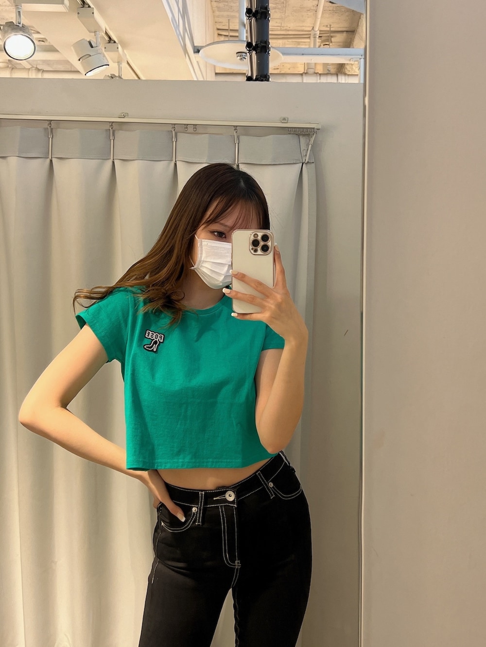 グリーン系のTシャツ/カットソー、ブラック系のデニムパンツ、ホワイト系のパンプスを着用したレディースの春コーディネートの3枚目の写真