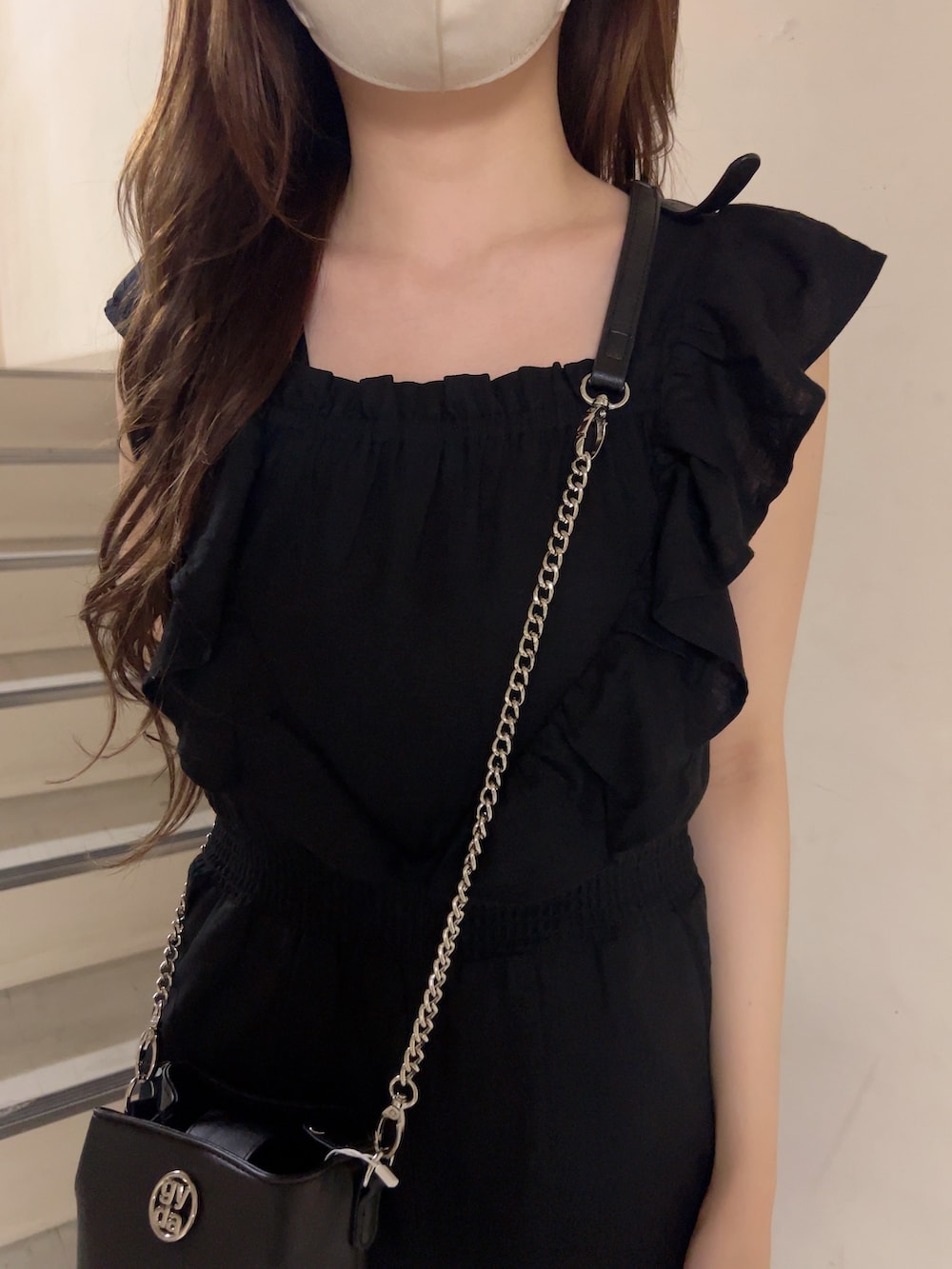 ブラック系のつなぎ/オールインワン、ホワイト系のパンプス、ブラック系のショルダーバッグを着用したレディースの夏コーディネートの4枚目の写真